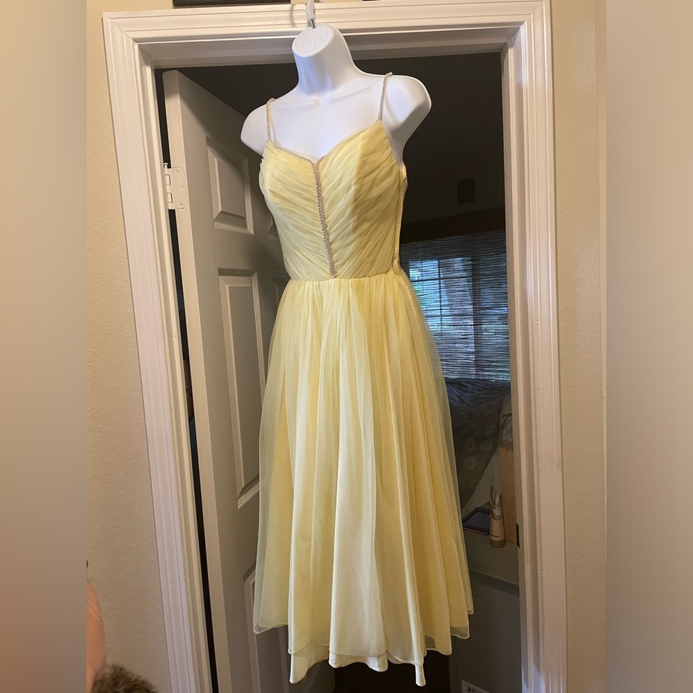 Yellow 1950s prom dress